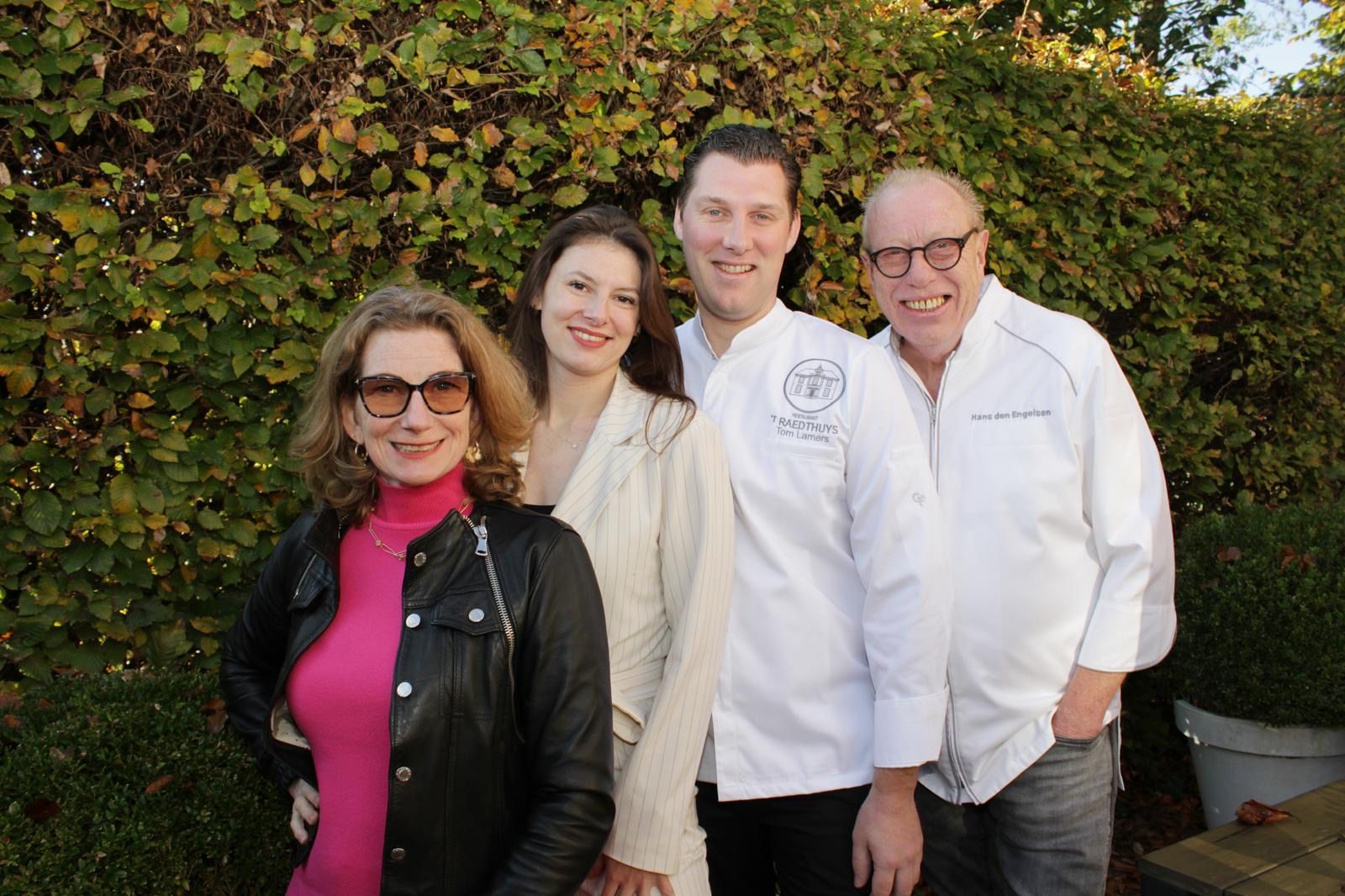  Karina (l) en Anoeshka als gastvrouwen en Tom en Hans (r) als chefs